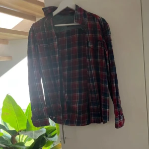 Rutig röd och blå skjorta i bomull replay - Snygg rutig skjorta Replay  i rött, blått och vitt. Klassisk modell med krage, knappar framtill och långa ärmar. Perfekt för en avslappnad stil och lätt att matcha med jeans eller svarta byxor. Skön och mjuk bomull som andas. 