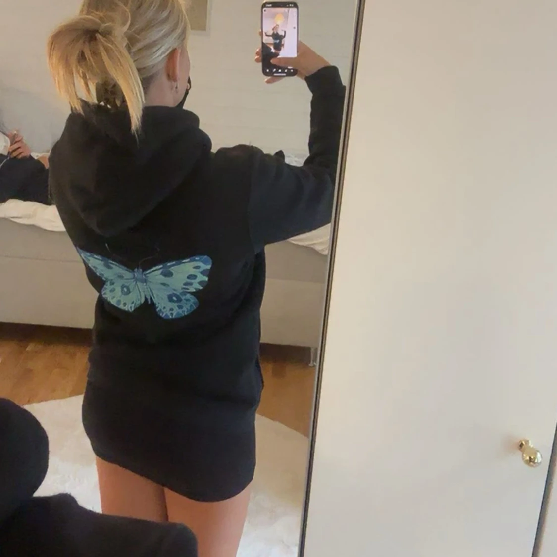 Svart hoodie med blå fjäril The Cool Elephant - 1