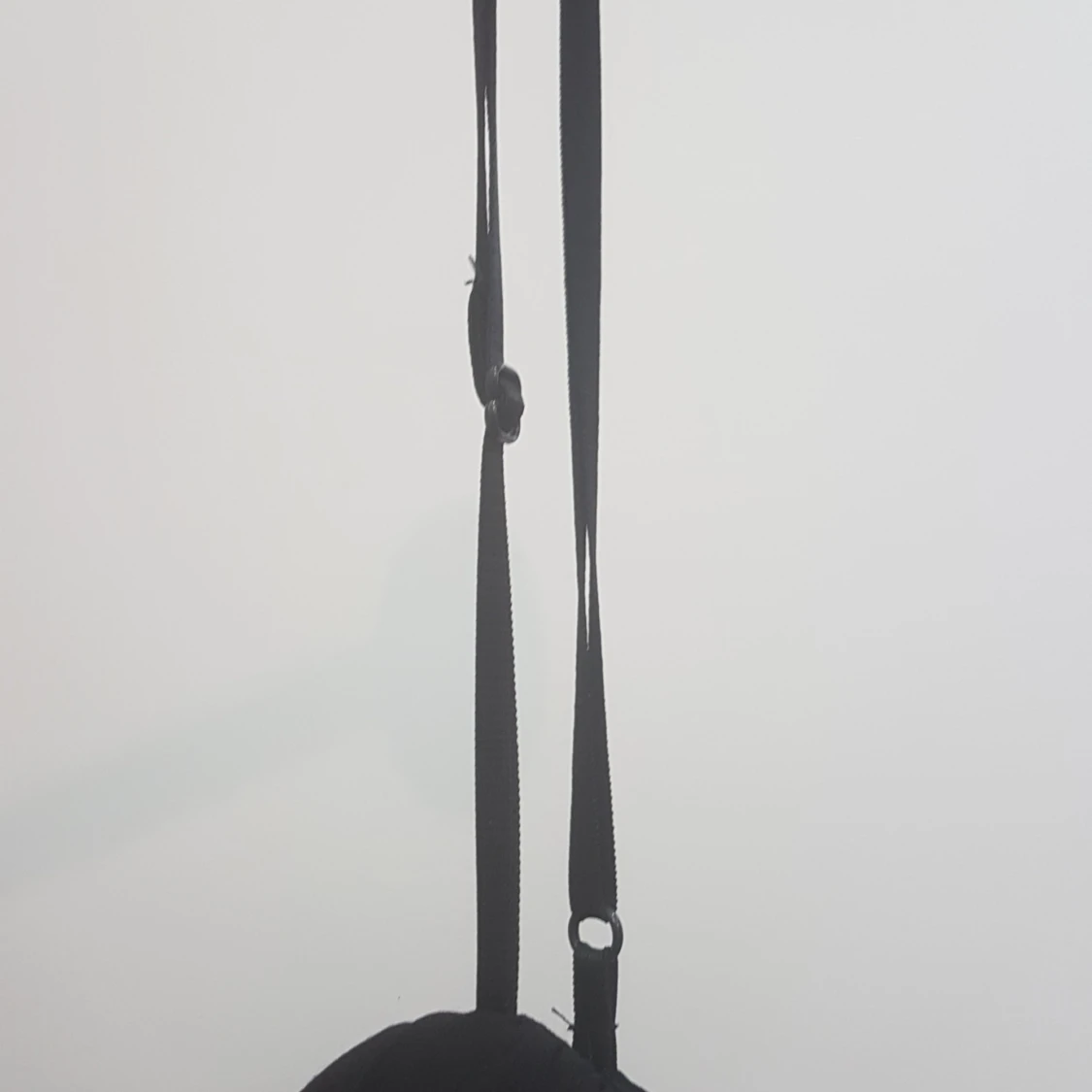 Svart kortklänning med volangkant - 3