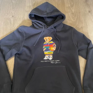 Polo bear Ralph Lauren - Säljer en mörkblå hoodie från Polo Ralph Lauren i storlek XL fast den sitter som en M. Den är använd 3 gånger så inprincip ny. Ställ frågor vid funderingar. 