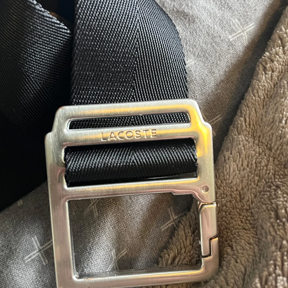 Svart magväska från Lacoste med mönster - 3