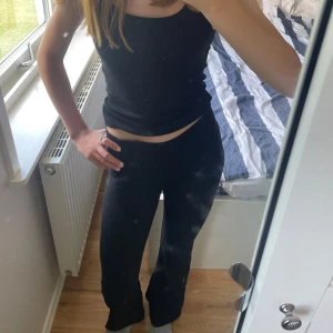 Svarta bootcut byxor Gina Tricot - Svarta bootcut byxor från Gina Tricot i stretchigt och mjukt material. De är mid waist men går att vika ner så de blir lågmidjade. Perfekta till en chill vardagslook eller när du vill ha något bekvämt men ändå snyggt. Använts fåtal gånger.