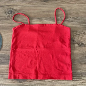 Fyra basic linne-toppar i olika färger - Säljer fyra enkla linne-toppar med smala axelband i färgerna röd, svart, neongrön och beige. Alla är i storlek S förutom den gröna som är i storlek XS. ALLA FÖR 80!