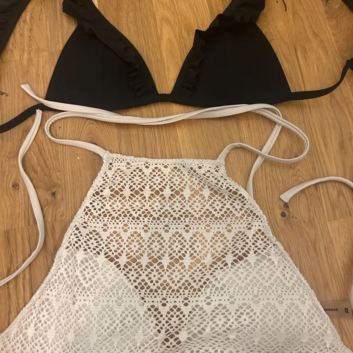 Två bikini överdelar från hm och bikbok - 1