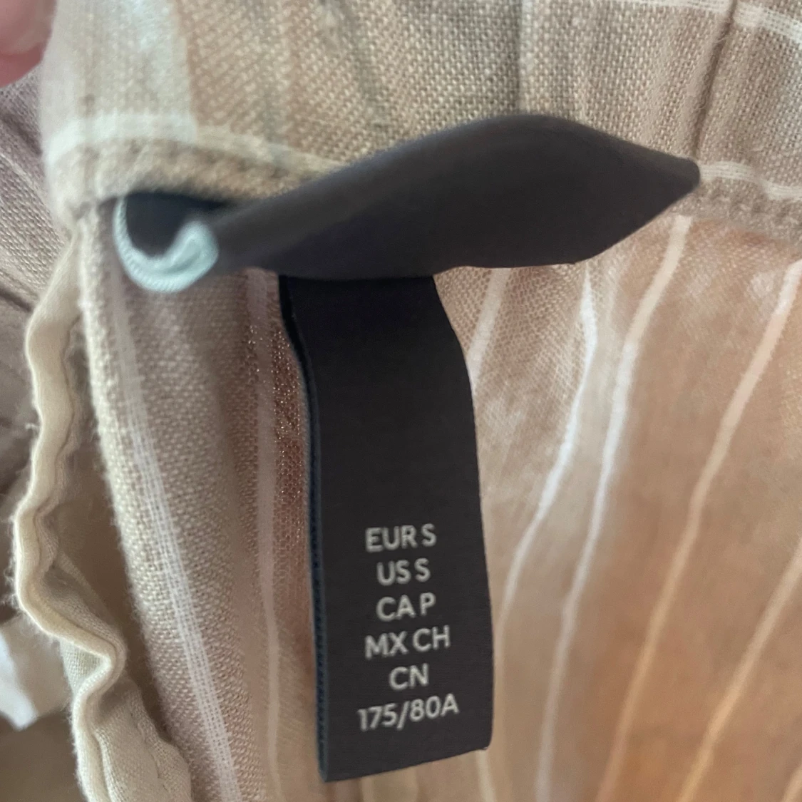 Beige randiga linnebyxor med snörning - 1