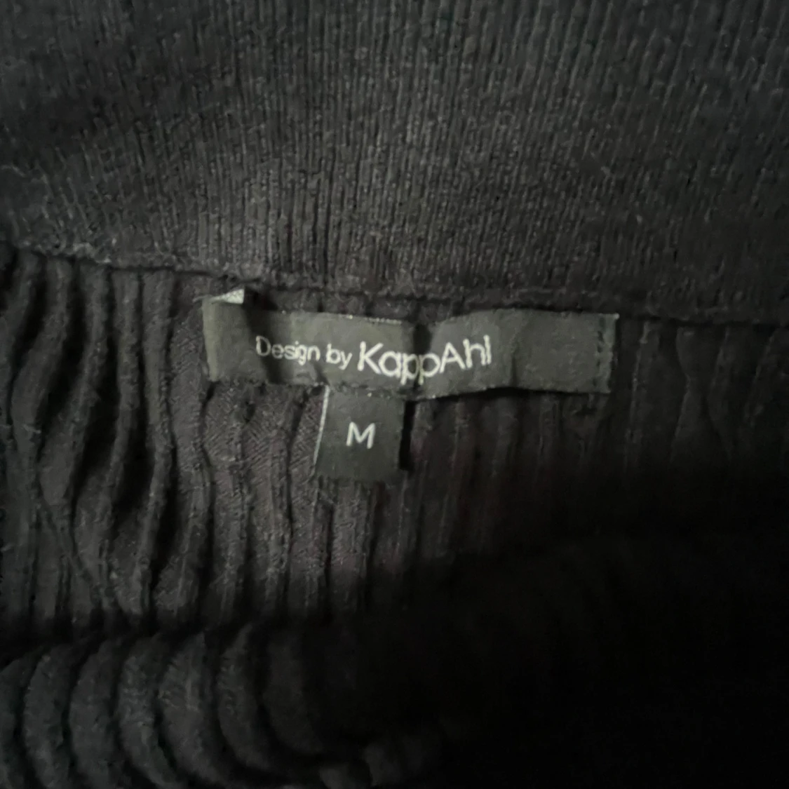 Svart ribbad långkjol  - 2