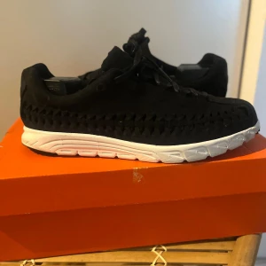 Nike Flyknit Racer svart/vit sneakers * HELT NYA* - Nike Flyknit Racer sneakers i svart med vit sula. Ovandelen är stickad i ett unikt mönster med flätade detaljer och snörning. Lätta och flexibla med en sportig vibe, perfekt för dig som gillar stilrena och moderna sneakers. Helt nya skor . Går ej att få tag på ! 