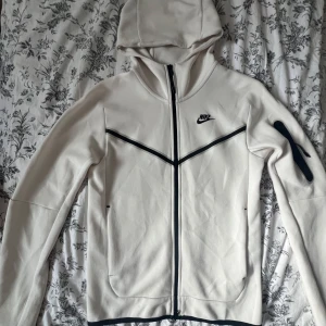 Nike tech fleece hoodie XS - Säljer min vita Nike Tech Fleece hoodie i storlek XS. Köpte den på Footlocker. Den är i princip som ny, bara använd en gång och tvättad en gång. Säljer den eftersom den är inte riktigt min stil längre.