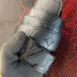 Svart bälte - Tvär snyggt bälte i storlek 115. Perfekt för en stilren look. Fler storlekar och färger i profilen