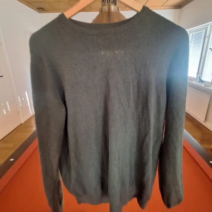 Mörkgrön Sweatshirt Kapphal - En mörkgrön sweatshirt från Kapphal, ända är att den har ett litet hål i armhålan, annars hör gärna av er om funderingar!