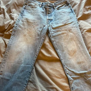 Ljusblå jeans från 157 Seattle W30 L32 - Säljer ett par klassiska ljusblå jeans från 157 Seattle i rak modell. Jeansen har fem fickor, bälteshällor och stängs med dragkedja och knapp. Perfekt tvättad denim med snyggt avslappnad vibe. Storlek W30 L32.