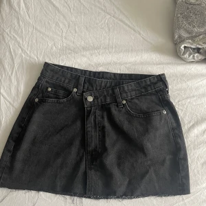 Svart jeanskjol  - Snygg svart jeanskjol i storlek xs🥰Aldrig använd 
