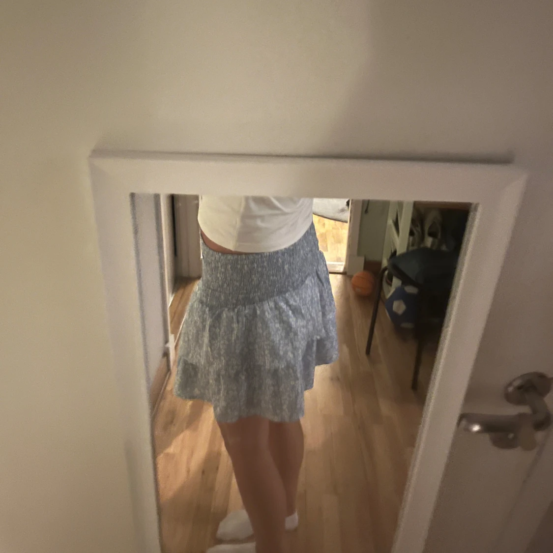 Ljusblå volangkjol med blommigt mönster - 1