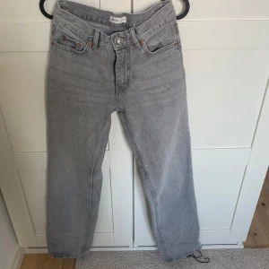 Jeans straight fit - Gråa jeans, med straight fit. Använda ett fåtal gånger.