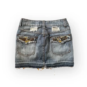 Lowrise kjol - I am selling this lowrise skirt from Jeans SW,size 34 (fits like an S, in my opinion) .Measurements: waist across: 33cm and total length: 34cm. Feel free to reach out if you have any questions about other measurements or details! 💞