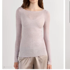 Ljusbeige ultralätt tröja i modalkashmir från intimissimi  - Superskön och tunn långärmad tröja i ljusbeige ton med båtringad hals. Tillverkad i en mjuk mix av modal och kashmir som känns lyxig mot huden. Sitter tight och har en clean, minimalistisk look som funkar till allt. Använd typ 15 gånger.