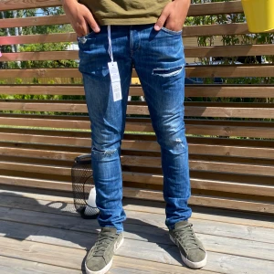 Dondup George - Säljer ett par riktigt snygga Dondup George Jeans med slitningar ~ Storlek: 31, modell på bild är 178cm & väger 70kg, passar en längre person utmärkt | Skick: 9/10, inga defekter, har lappen kvar, som ny | Nypris är 4000kr, vårat är 799kr. Hör gärna av dig vid intresse 👌