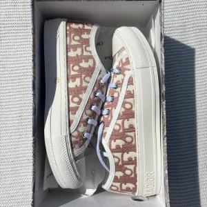 Dior skor  - Hej säljer nu dessa dior skor som är i helt nytt skick. Skorna är i färgen rosa. Och storleken på skorna är 37/38. Kom gärna med prisförslag för priset är inte hugget i sten och kom gärna med frågor!