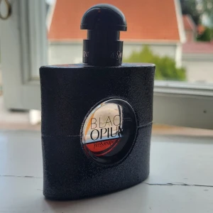 YSL Black Opium - Se bild för mängd, det är en 50 ml-flaska. Obs! Batchen är från 2017, därav priset. Tror inte doften förändrats, men kan inte svära på det då jag inte riktigt kan minnas hur den doftar 😅 Har förvarats nerpackad i en låda. 