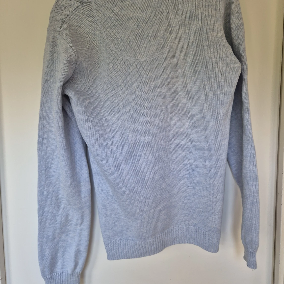 Ljusblå kabelstickad tröja Isolde - 1