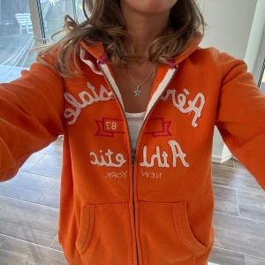 Aeropostale zip - En zip från Aeropostale I storlek M. Den är i mycket fint skick. Se profil imorgon för 30+ liknande zip tröjor, alla kommer ha gratis frakt! Gratis frakt gäller tom 27/7. E47