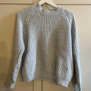 Stickad tröja - Grå stickad tröja från Lager 157 i storlek M