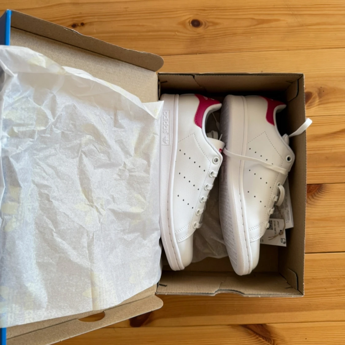 Adidas Stan Smith vita sneakers rosa detalj - 1