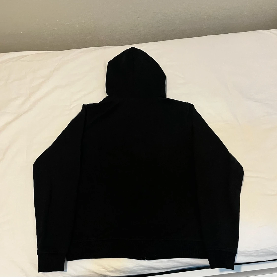 Svart hoodie med dragkedja och huva - 2