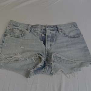 Levis lowwaist jeans shorts  - Säljer dessa vintage Levis jeans shortsen, har inga bilder på pga försmå för mig, passar en storlek S, midjemått cirka 79 cm