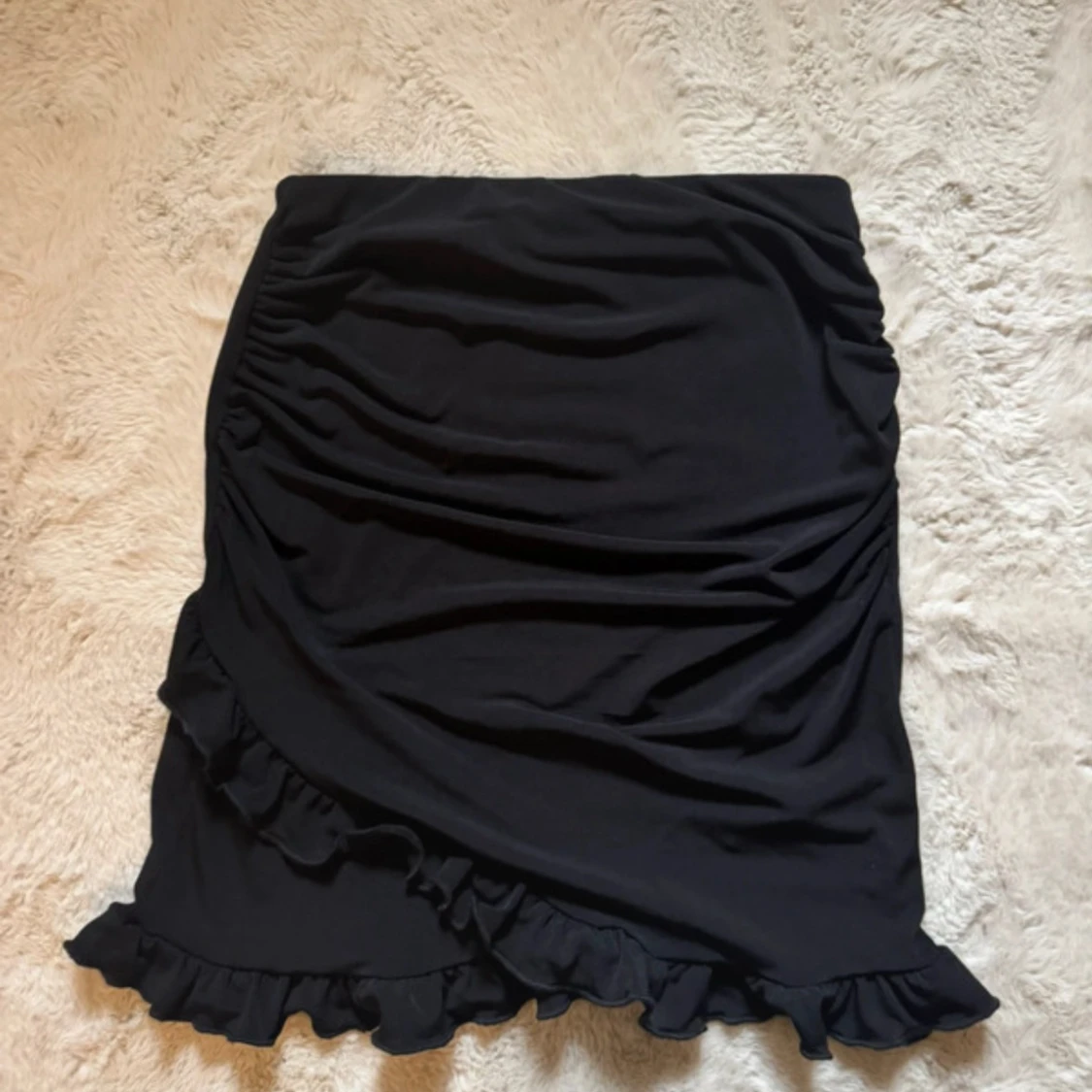 Svart volangkjol från NA-KD