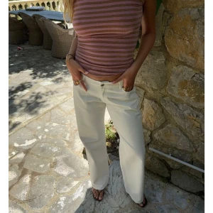 Vita jeans  - Säljer dessa vita lågmidjade jeansen från designbysi helt i nyskick då jag köpte för liten storlek! Pris kan diskuteras vid snabb affär