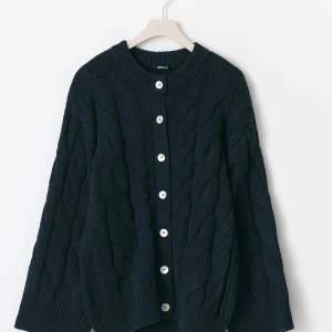 Mörkblå kabelstickad kofta med knappar - Chunky cable knit cardigan från gina💖 Säljer eftersom den inte passar och kunde inte lämna tillbaka 💖 skriv för fler bilder