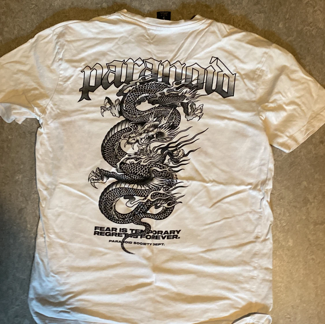 Vit t-shirt med draktryck från Black Squad - 1