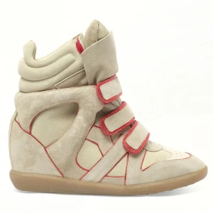 Isabel marant bekett sneakers  - Säljer dessa super eftertraktade och snygg wedge sneaker från Isabel Maran! Beige med coola röda detaljer. Är öppen för prisförslag! Självklart äkta och i bra skick! Bild 2 och 5 är mina egna! Så himla fina och dessa 2 färgade är sällsynta så ett riktigt kap! Storlek 38 men passar även 37! Kom med bud men säljer endast till bra pris då de är så pass eftertraktade!!💕💕 skriv vid minsta fråga! (Är bortrest just nu så kommer inte kunna ta fler bilder för tillfället)
