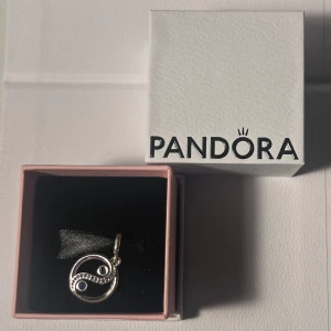 Pandora berlock  - Berlock som jag ej använder. Har för mig att den kostade 250kr. 🙌🏼🙌🏼