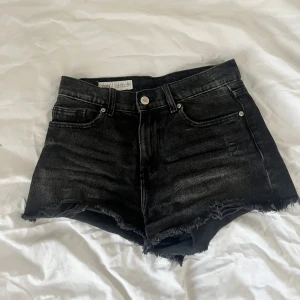 Svarta jeansshorts från Zara i storleken 152!💓 - Svarta jeansshorts från Zara med råa, fransiga kanter. Super enkelt att matcha med och är perfekta på sommaren! (Har dock inga bilder men shortsen på pågrund av att de är för små)💞💞SISTA CHANSEN!!!