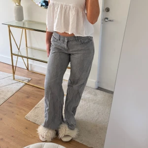 Gråa jeans - Jeans från Zara, wide leg full length. Ganska låg midja. Lite skrynkliga på bilden behöver strykas😄