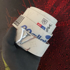 Vitt bälte - Vitt stilrent bälte i storlek 110. Perfekt för en lyxig stil‼️ LÄS BIO FÖR SJUK DEAL‼️