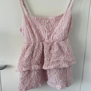 Rosa volangtopp från Gina Tricot - Supersöt volangtopp från Gina Tricot🩷strl S, stretchigt tyg🩷säljs pga att den inte passar🩷