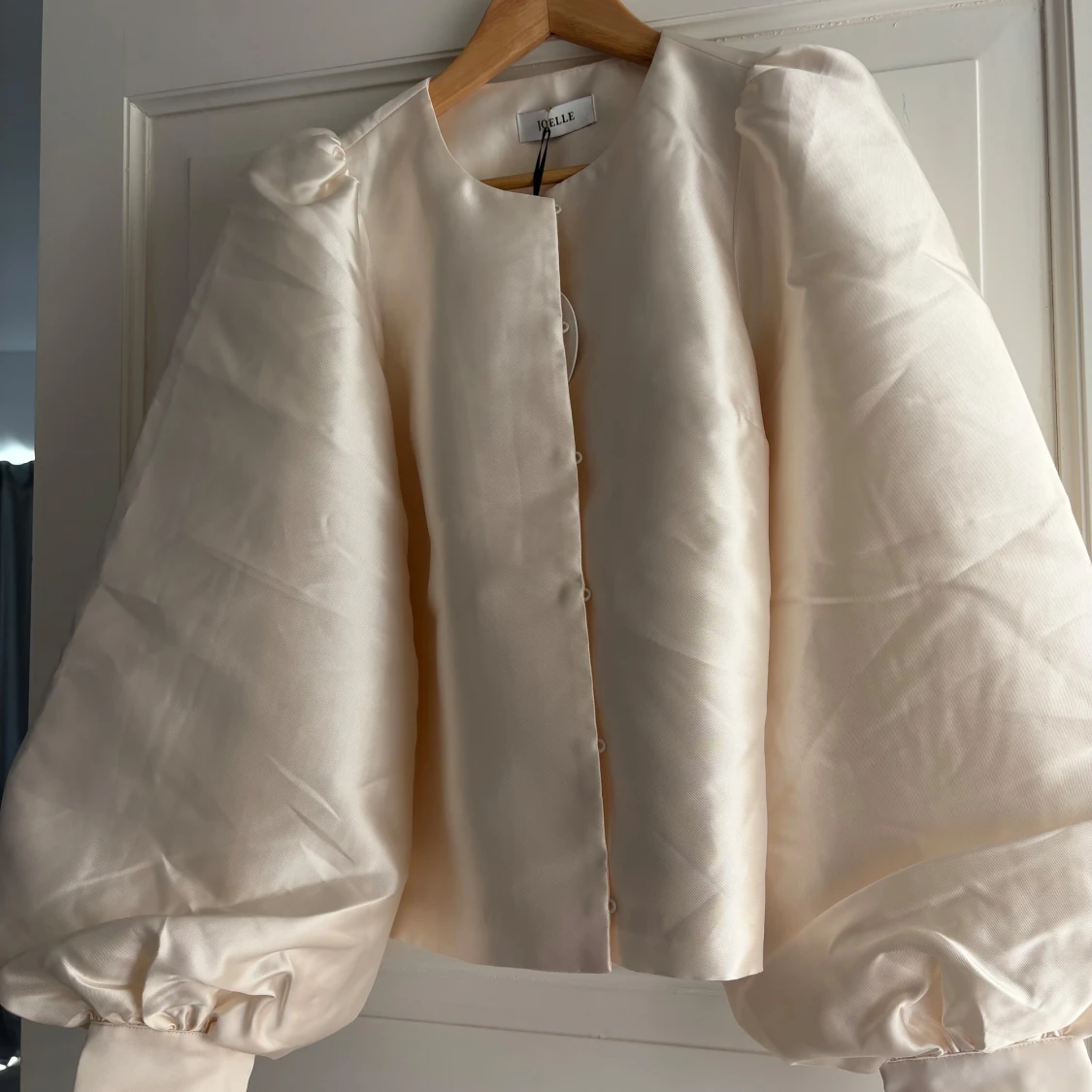 Champagnefärgad satinblus - 1