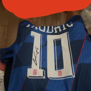 Blå Kroatien fotbollströja Modric #10 signerad - Säljer en signerad Luka Modric tröja storlek XL