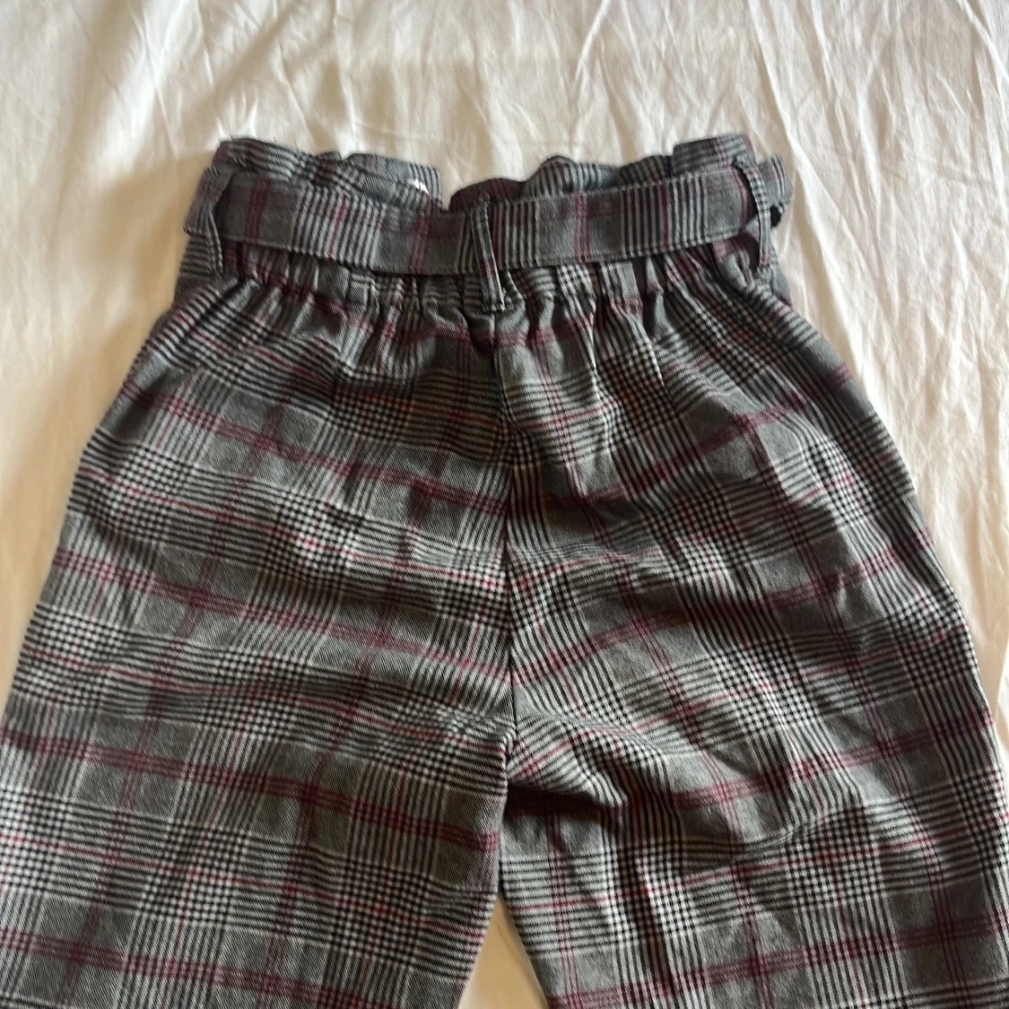 Rutiga kostymbyxor med bälte - 2