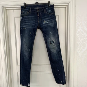 Dsquared2 jeans modell slim Jean  - Dsquared2 jeans  Storlek 46 (31/32)  Skick 9/10  Nypris 5500kr  Äkta 80+refs finns! 