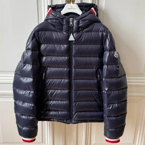 Moncler Alberic Giubbotto Jacka  - Säljer denna snygga Moncler Alberic Giubbotto jacka i mycket fint skick! Kvitto finns! Stl: 14y| Skick: 9/10| Dm: Vid frågor eller funderingar:) 