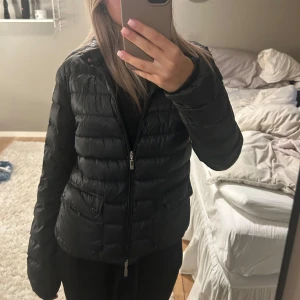 Moncler jacka - Säljer min jättefina moncler jacka då den inte kommer till användning längre💕den är i fint skick och inga defekter eller fläckar! Äkta såklart! Skriv vid frågor💕