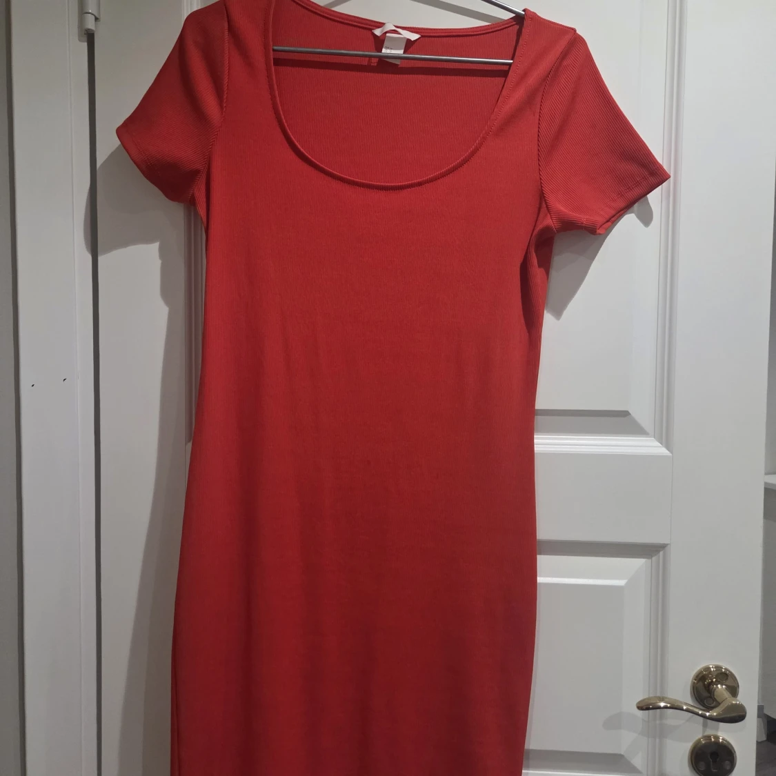 Röd ribbad kortklänning med rund hals