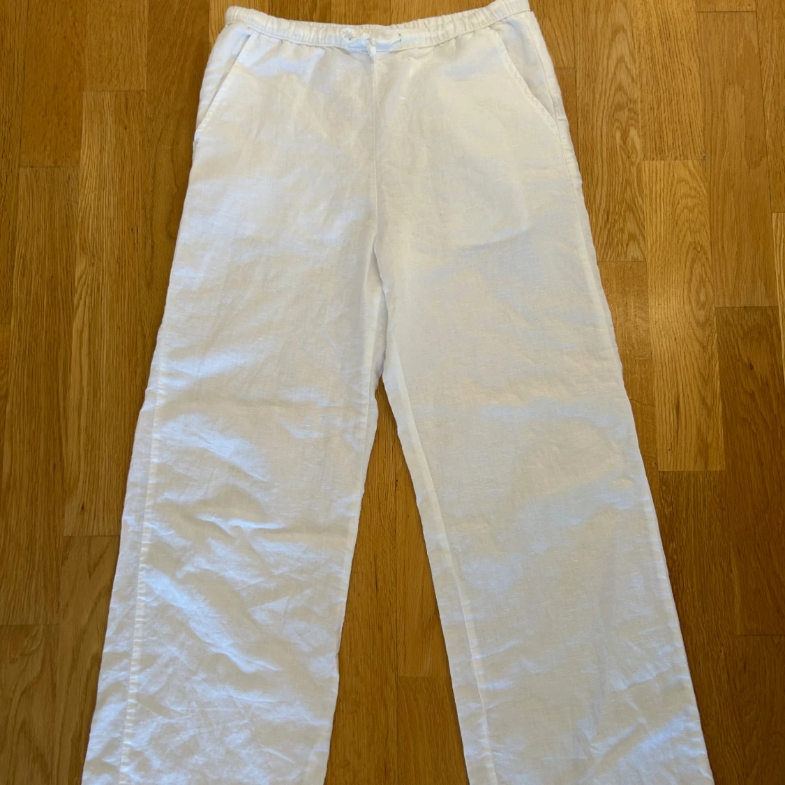 Vita linnebyxor med rak passform