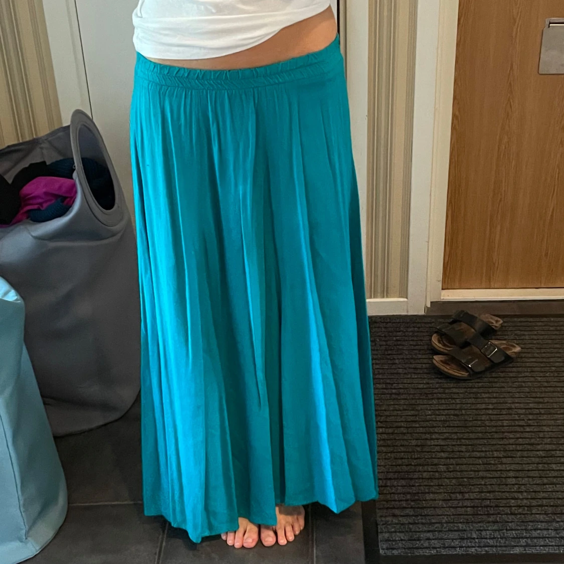 Turkos långkjol med resårmidja