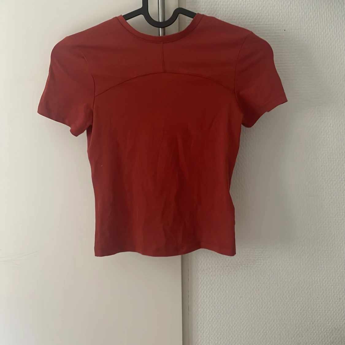 Röd croppad topp från Weekday XS