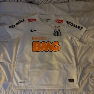 Vit Retro Santos Neymar Jr fotbollströja Nike - Vit Retro Santos FC matchtröja från Nike med Neymar Jr och nummer 11 på ryggen. Helt ny aldrig använt, säljer då den var lite för stor för mig ;( perfekt för dig som älskar brasiliansk fotbol. Storlek S